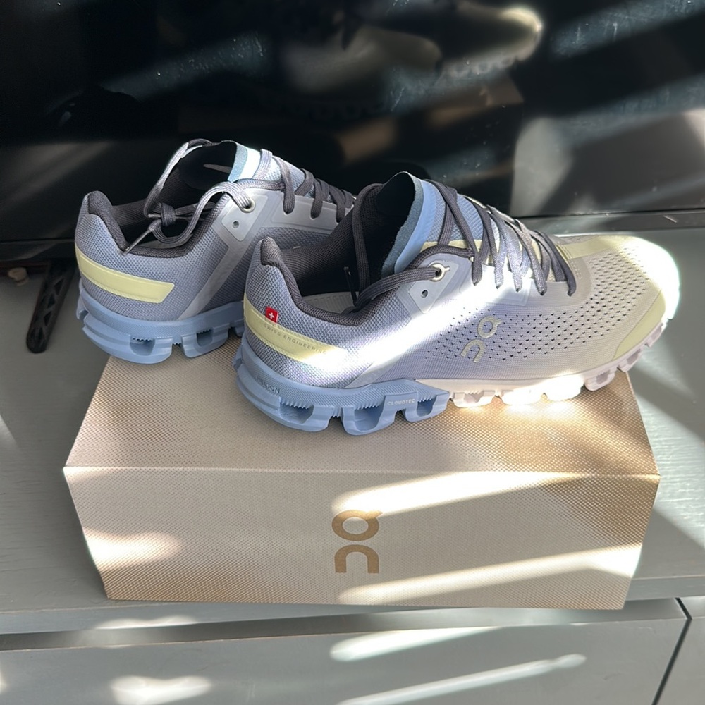 On Cloud Cloudflow , color nimbus/ seeding in size US 7 ( women) , EU 38, UK 5.